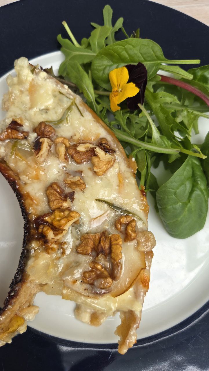 Flammkuchen mit Birne-Gorgonzola – RoadBaker Flammkuchen mit Birne-Gorgonzola – RoadBaker